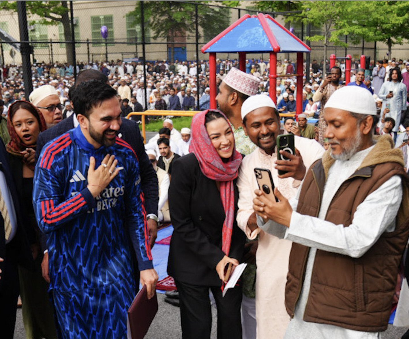 AOC đội khăn trùm đầu trong lễ Eid, bị đám đông toàn nam giới phớt lờ và nói chuyện át tiếng